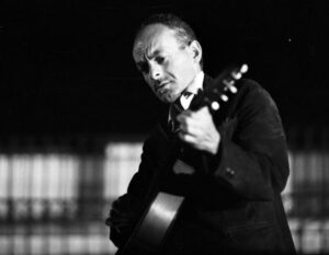 Odkryj sekrety chwytów gitarowych Bułata Okudżawy i graj jego najsłynniejsze utwory