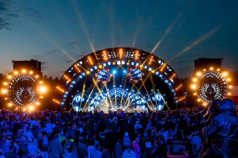 Gdzie oglądać koncerty na żywo? Oto najlepsze opcje dla fanów muzyki