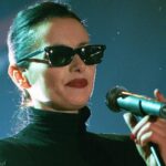 Kto śpiewa o chryzantemach złocistych? Odkryj piękną piosenkę!