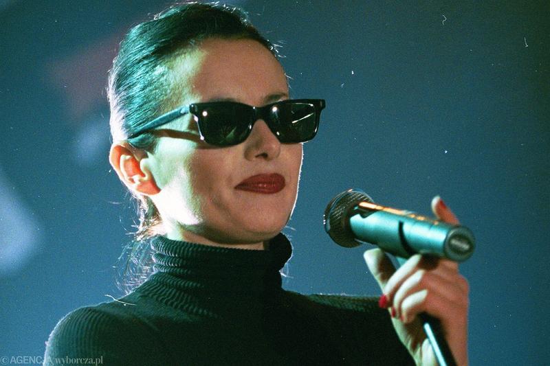 Kto śpiewa o chryzantemach złocistych? Odkryj piękną piosenkę!