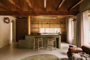 Odkryj emocje w utworze Margaret: co kryje się za tekstem piosenki "byle jak"?