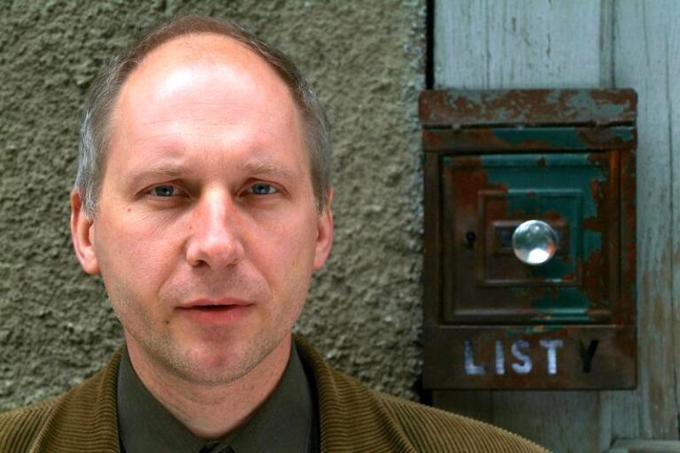 Kto naprawdę śpiewa „Chłopaki nie płaczą”? Odkryj najciekawsze fakty o wykonawcy i historii piosenki