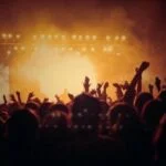 Stylowo i wygodnie: jak ubrać się na koncert popowy, by błyszczeć w tłumie