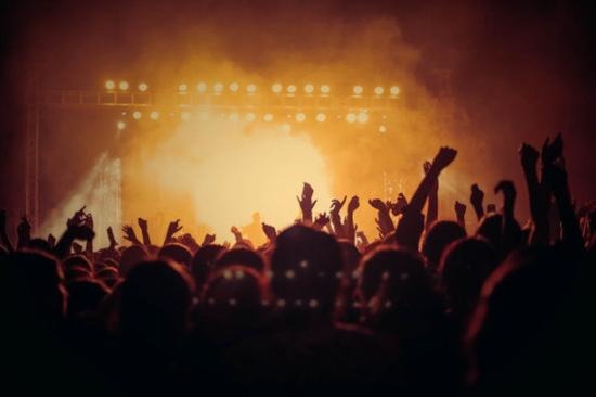 Stylowo i wygodnie: jak ubrać się na koncert popowy, by błyszczeć w tłumie