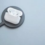 Jak szybko rozpoznać różnice między AirPods 1 a 2? Kluczowe informacje, które musisz znać