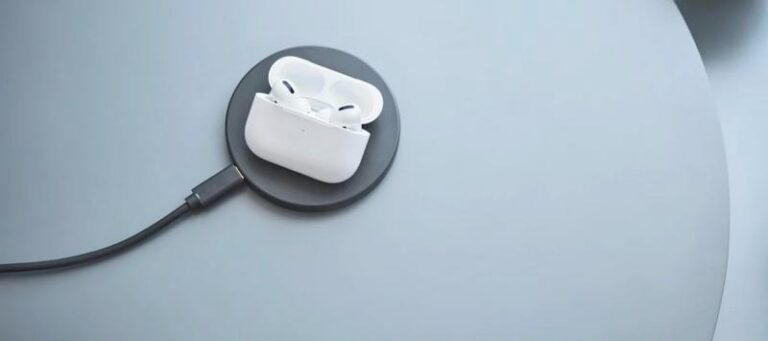 Jak szybko rozpoznać różnice między AirPods 1 a 2? Kluczowe informacje, które musisz znać