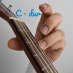 Opanuj chwyt gitarowy c-dur: proste instrukcje i warianty