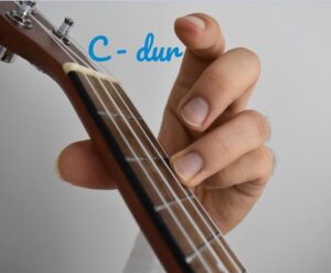 Opanuj chwyt gitarowy c-dur: proste instrukcje i warianty