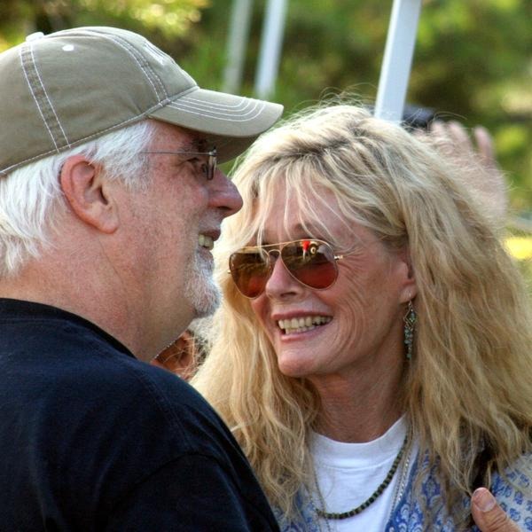 Posłuchaj muzyki Kim Carnes na YouTube Music — hity i rzadkie nagrania